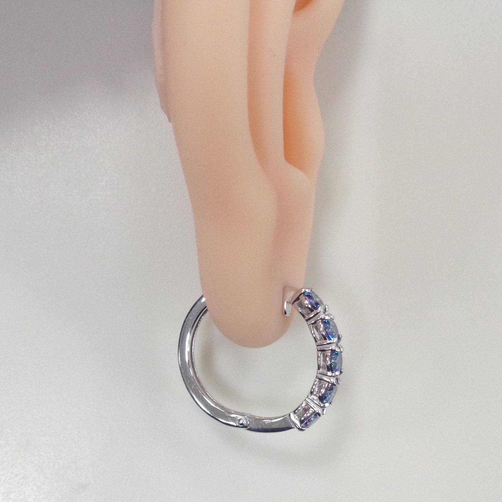 Серебряные серьги-конго с синими муассанитами